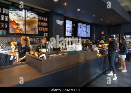 Clients faisant la queue dans le magasin Starbucks, au centre de Madrid, Espagne Banque D'Images