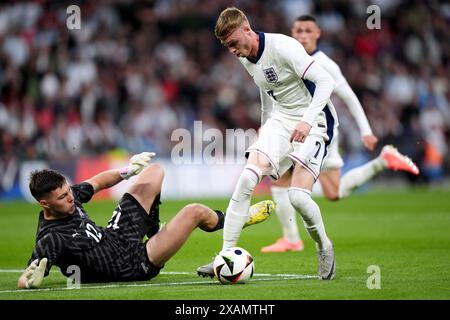 L'anglais Cole Palmer tire au but sous la pression du gardien islandais Hakon Valdimarsson lors d'un match amical international au stade de Wembley, à Londres. Date de la photo : vendredi 7 juin 2024. Banque D'Images