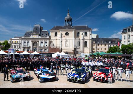 20 VAN DER LINDE Sheldon (zaf), FRIJNS Robin (nld), RAST René (ger), BMW M Team WRT, BMW Hybrid V8 #20, Hypercar, FIA WEC, 15 VANTHOOR Dries (bel), MARCIELLO Raffaele (SWI), WITTMANN Marco (ger), BMW M Team WRT, BMW Hybrid V8 #15, Hypercar, FIA WEC, 46 MARTIN Maxime (bel), ROSSI Valentino (ita), Al HARTHY Ahmad (omn), Team WRT, BMW M4 GT3 #46, LM GT3 #44, FIA WEC, 31 FARFUS Augusto (BRA), GELAEL Sean (ind), LEUNG Darren (gbr), Team WRT, BMW M4 GT3 #31, LM GT3, FIA WEC, ambiance pendant les 24 heures du Mans 2024, 4e manche du Championnat du monde d'Endurance FIA 2024, ont Banque D'Images