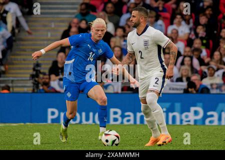 Londres, Royaume-Uni. 07 juin 2024. Londres, Angleterre, 07 juin 2024 : Kyle Walker (2 Angleterre) et Kolbeinn Finnsson (14 Islande) en action lors du match amical international entre l'Angleterre et l'Islande au stade de Wembley à Londres, en Angleterre. (Pedro Porru/SPP) crédit : SPP Sport Press photo. /Alamy Live News Banque D'Images