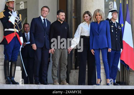 Paris, France. 07 octobre 2023. Julien Mattia/le Pictorium - Volodymyr Zelensky à l'Elysée, 7 juin 2024 - 07/10/2023 - France/Ile-de-France (région)/Paris - le Président Emmanuel Macron et son épouse Brigitte Macron ont reçu le Président ukrainien Volodymyr Zelensky et son épouse Olena Zelenska au Palais de l'Elysée à Paris le 7 juin 2024. Crédit : LE PICTORIUM/Alamy Live News Banque D'Images