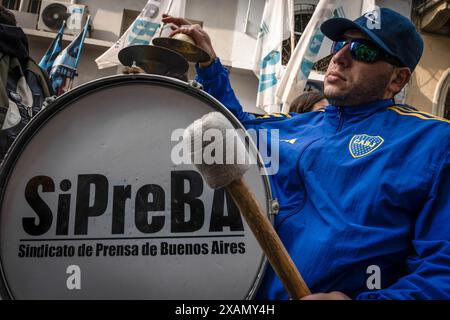 Un manifestant joue de la grosse caisse avec les initiales du syndicat de presse de Buenos Aires “SiPreBA” inscrites dessus. Agissez pour la journée du journaliste et protestez par les photojournalistes de la Asociación de Reporteros Gráficos de la República Argentina (aRGra) devant les bureaux de l'agence de presse Telam, dont la fermeture a été annoncée par le gouvernement de Javier Milei il y a plus de trois mois, et a vu ses travailleurs de presse camper à la porte depuis lors, exigeant leur réincorporation. Le 7 juin est la Journée des journalistes en Argentine en commémoration de la fondation de la Gazeta de Buenos Ayres, la première nation Banque D'Images