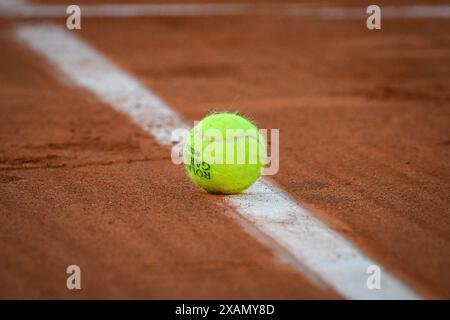 Paris, France. 07 juin 2024. Illustration du ballon officiel lors du tournoi de tennis Roland-Garros 2024, ATP et WTA Grand Chelem le 07 juin 2024 au stade Roland-Garros à Paris - photo Matthieu Mirville/DPPI crédit : DPPI Media/Alamy Live News Banque D'Images