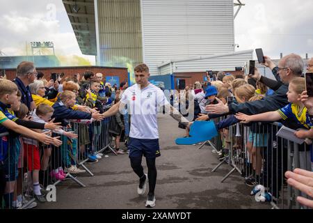 Warrington, Cheshire, Royaume-Uni. 06 juin 2024. Warrington Wolves quitte le Halliwell Jones Stadium le 6 juin 2024 et se dirige vers le Wembley Stadium pour la finale de la Rugby Football League Challenge Cup contre Wigan. Les supporters étaient là pour les voir partir et obtenir des signatures et des selfies avec les joueurs et le manager Sam Burgess. Crédit : John Hopkins/Alamy Live News Banque D'Images