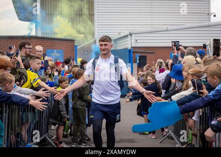 Warrington, Cheshire, Royaume-Uni. 06 juin 2024. Warrington Wolves quitte le Halliwell Jones Stadium le 6 juin 2024 et se dirige vers le Wembley Stadium pour la finale de la Rugby Football League Challenge Cup contre Wigan. Les supporters étaient là pour les voir partir et obtenir des signatures et des selfies avec les joueurs et le manager Sam Burgess. Crédit : John Hopkins/Alamy Live News Banque D'Images