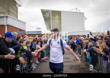 Warrington, Cheshire, Royaume-Uni. 06 juin 2024. Warrington Wolves quitte le Halliwell Jones Stadium le 6 juin 2024 et se dirige vers le Wembley Stadium pour la finale de la Rugby Football League Challenge Cup contre Wigan. Les supporters étaient là pour les voir partir et obtenir des signatures et des selfies avec les joueurs et le manager Sam Burgess. Crédit : John Hopkins/Alamy Live News Banque D'Images