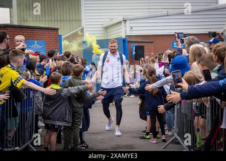 Warrington, Cheshire, Royaume-Uni. 06 juin 2024. Warrington Wolves quitte le Halliwell Jones Stadium le 6 juin 2024 et se dirige vers le Wembley Stadium pour la finale de la Rugby Football League Challenge Cup contre Wigan. Les supporters étaient là pour les voir partir et obtenir des signatures et des selfies avec les joueurs et le manager Sam Burgess. Crédit : John Hopkins/Alamy Live News Banque D'Images