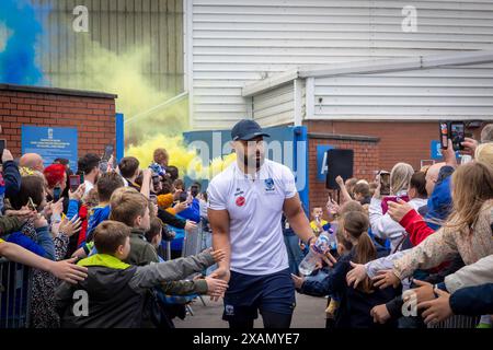 Warrington, Cheshire, Royaume-Uni. 06 juin 2024. Warrington Wolves quitte le Halliwell Jones Stadium le 6 juin 2024 et se dirige vers le Wembley Stadium pour la finale de la Rugby Football League Challenge Cup contre Wigan. Les supporters étaient là pour les voir partir et obtenir des signatures et des selfies avec les joueurs et le manager Sam Burgess. Crédit : John Hopkins/Alamy Live News Banque D'Images