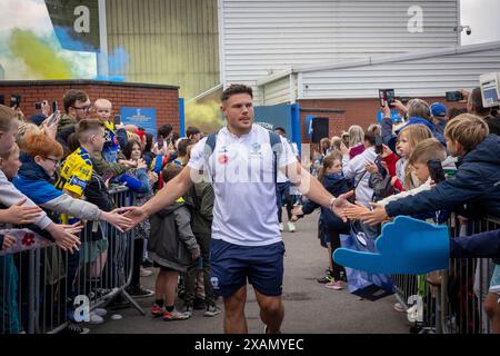 Warrington, Cheshire, Royaume-Uni. 06 juin 2024. Warrington Wolves quitte le Halliwell Jones Stadium le 6 juin 2024 et se dirige vers le Wembley Stadium pour la finale de la Rugby Football League Challenge Cup contre Wigan. Les supporters étaient là pour les voir partir et obtenir des signatures et des selfies avec les joueurs et le manager Sam Burgess. Crédit : John Hopkins/Alamy Live News Banque D'Images