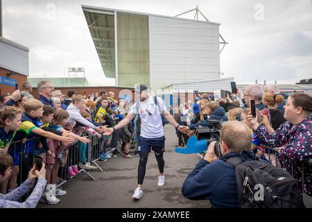 Warrington, Cheshire, Royaume-Uni. 06 juin 2024. Warrington Wolves quitte le Halliwell Jones Stadium le 6 juin 2024 et se dirige vers le Wembley Stadium pour la finale de la Rugby Football League Challenge Cup contre Wigan. Les supporters étaient là pour les voir partir et obtenir des signatures et des selfies avec les joueurs et le manager Sam Burgess. Crédit : John Hopkins/Alamy Live News Banque D'Images