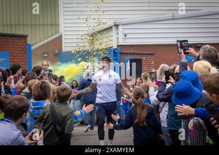 Warrington, Cheshire, Royaume-Uni. 06 juin 2024. Warrington Wolves quitte le Halliwell Jones Stadium le 6 juin 2024 et se dirige vers le Wembley Stadium pour la finale de la Rugby Football League Challenge Cup contre Wigan. Les supporters étaient là pour les voir partir et obtenir des signatures et des selfies avec les joueurs et le manager Sam Burgess. Crédit : John Hopkins/Alamy Live News Banque D'Images