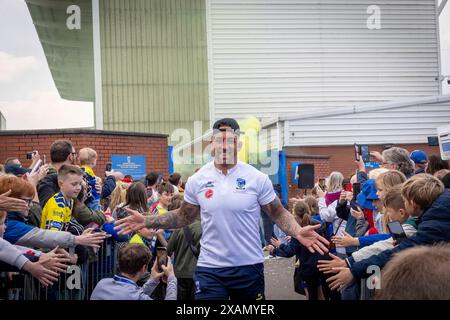 Warrington, Cheshire, Royaume-Uni. 06 juin 2024. Warrington Wolves quitte le Halliwell Jones Stadium le 6 juin 2024 et se dirige vers le Wembley Stadium pour la finale de la Rugby Football League Challenge Cup contre Wigan. Les supporters étaient là pour les voir partir et obtenir des signatures et des selfies avec les joueurs et le manager Sam Burgess. Crédit : John Hopkins/Alamy Live News Banque D'Images