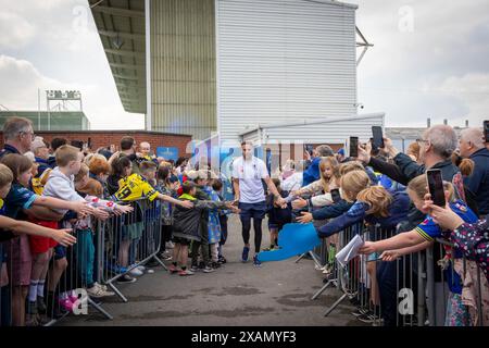 Warrington, Cheshire, Royaume-Uni. 06 juin 2024. Warrington Wolves quitte le Halliwell Jones Stadium le 6 juin 2024 et se dirige vers le Wembley Stadium pour la finale de la Rugby Football League Challenge Cup contre Wigan. Les supporters étaient là pour les voir partir et obtenir des signatures et des selfies avec les joueurs et le manager Sam Burgess. Crédit : John Hopkins/Alamy Live News Banque D'Images