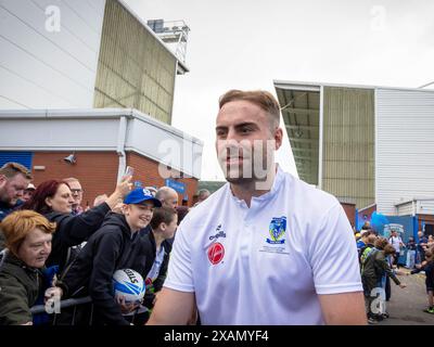 Warrington, Cheshire, Royaume-Uni. 06 juin 2024. Warrington Wolves quitte le Halliwell Jones Stadium le 6 juin 2024 et se dirige vers le Wembley Stadium pour la finale de la Rugby Football League Challenge Cup contre Wigan. Les supporters étaient là pour les voir partir et obtenir des signatures et des selfies avec les joueurs et le manager Sam Burgess. Crédit : John Hopkins/Alamy Live News Banque D'Images