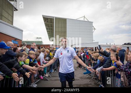 Warrington, Cheshire, Royaume-Uni. 06 juin 2024. Warrington Wolves quitte le Halliwell Jones Stadium le 6 juin 2024 et se dirige vers le Wembley Stadium pour la finale de la Rugby Football League Challenge Cup contre Wigan. Les supporters étaient là pour les voir partir et obtenir des signatures et des selfies avec les joueurs et le manager Sam Burgess. Crédit : John Hopkins/Alamy Live News Banque D'Images