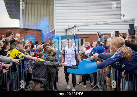 Warrington, Cheshire, Royaume-Uni. 06 juin 2024. Warrington Wolves quitte le Halliwell Jones Stadium le 6 juin 2024 et se dirige vers le Wembley Stadium pour la finale de la Rugby Football League Challenge Cup contre Wigan. Les supporters étaient là pour les voir partir et obtenir des signatures et des selfies avec les joueurs et le manager Sam Burgess. Crédit : John Hopkins/Alamy Live News Banque D'Images