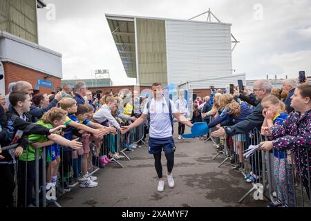 Warrington, Cheshire, Royaume-Uni. 06 juin 2024. Warrington Wolves quitte le Halliwell Jones Stadium le 6 juin 2024 et se dirige vers le Wembley Stadium pour la finale de la Rugby Football League Challenge Cup contre Wigan. Les supporters étaient là pour les voir partir et obtenir des signatures et des selfies avec les joueurs et le manager Sam Burgess. Crédit : John Hopkins/Alamy Live News Banque D'Images