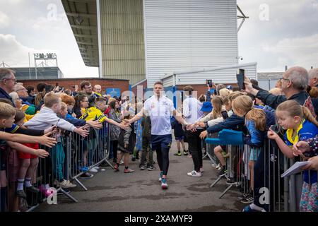 Warrington, Cheshire, Royaume-Uni. 06 juin 2024. Warrington Wolves quitte le Halliwell Jones Stadium le 6 juin 2024 et se dirige vers le Wembley Stadium pour la finale de la Rugby Football League Challenge Cup contre Wigan. Les supporters étaient là pour les voir partir et obtenir des signatures et des selfies avec les joueurs et le manager Sam Burgess. Crédit : John Hopkins/Alamy Live News Banque D'Images