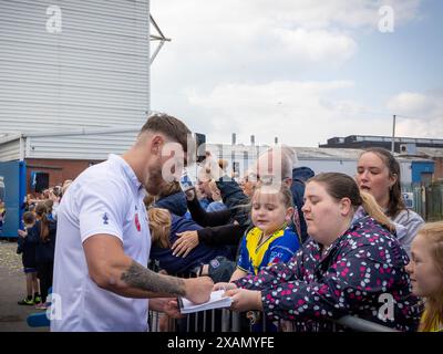 Warrington, Cheshire, Royaume-Uni. 06 juin 2024. Warrington Wolves quitte le Halliwell Jones Stadium le 6 juin 2024 et se dirige vers le Wembley Stadium pour la finale de la Rugby Football League Challenge Cup contre Wigan. Les supporters étaient là pour les voir partir et obtenir des signatures et des selfies avec les joueurs et le manager Sam Burgess. Crédit : John Hopkins/Alamy Live News Banque D'Images