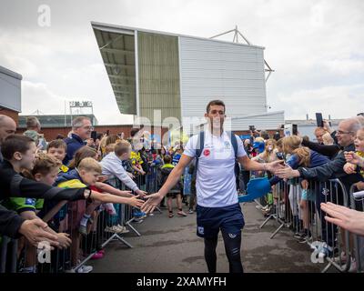 Warrington, Cheshire, Royaume-Uni. 06 juin 2024. Warrington Wolves quitte le Halliwell Jones Stadium le 6 juin 2024 et se dirige vers le Wembley Stadium pour la finale de la Rugby Football League Challenge Cup contre Wigan. Les supporters étaient là pour les voir partir et obtenir des signatures et des selfies avec les joueurs et le manager Sam Burgess. Crédit : John Hopkins/Alamy Live News Banque D'Images