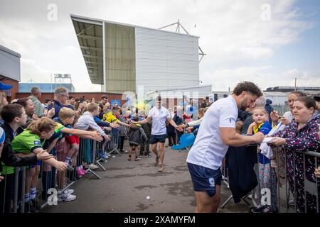 Warrington, Cheshire, Royaume-Uni. 06 juin 2024. Warrington Wolves quitte le Halliwell Jones Stadium le 6 juin 2024 et se dirige vers le Wembley Stadium pour la finale de la Rugby Football League Challenge Cup contre Wigan. Les supporters étaient là pour les voir partir et obtenir des signatures et des selfies avec les joueurs et le manager Sam Burgess. Crédit : John Hopkins/Alamy Live News Banque D'Images