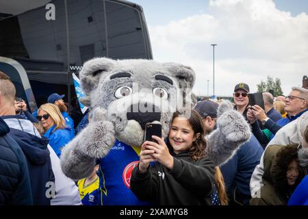 Warrington, Cheshire, Royaume-Uni. 06 juin 2024. Warrington Wolves quitte le Halliwell Jones Stadium le 6 juin 2024 et se dirige vers le Wembley Stadium pour la finale de la Rugby Football League Challenge Cup contre Wigan. Les supporters étaient là pour les voir partir et obtenir des signatures et des selfies avec les joueurs et le manager Sam Burgess. Crédit : John Hopkins/Alamy Live News Banque D'Images