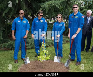 Le 4 juin 2024 - Washington, District of Columbia (États-Unis) - L'équipage d'Artemis II, les astronautes de la NASA Victor Glover, Reid Wiseman et Christina Koch, et Jeremy Hansen, astronaute de l'Agence spatiale canadienne (ASC), posent pour une photo après une cérémonie d'inauguration de Moon Tree, le mardi 4 juin 2024 au Capitole des États-Unis à Washington. L'arbre Sweetgum américain planté sur le côté sud-ouest du Capitole, a été cultivé à partir d'une graine qui a été volée autour de la Lune pendant la mission Artemis I. (Crédit image : © Aubrey Gemignani/NASA/ZUMA Press Wire) USAGE ÉDITORIAL SEULEMENT! Non destiné à UN USAGE commercial ! Banque D'Images