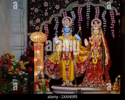Autel Radha et Krishna au temple Prem Mandir, Vrindavan, Inde Banque D'Images