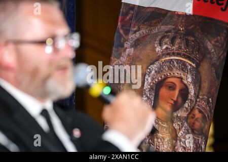 Cracovie, Pologne, 6 juin 2024. Grzegorz Braun, membre du Parlement polonais (Sejm), s’adresse au public avec une image de Sainte Marie avec un enfant en arrière-plan lors d’une campagne électorale du Parlement européen sur la place principale de la vieille ville de Cracovie. Grzegorz Braun est l'un des politiciens polonais les plus radicaux et représente un parti politique d'extrême droite - Konfederacja, qui gagne du soutien en Pologne. Crédit : Dominika Zarzycka/Alamy Live News. Banque D'Images