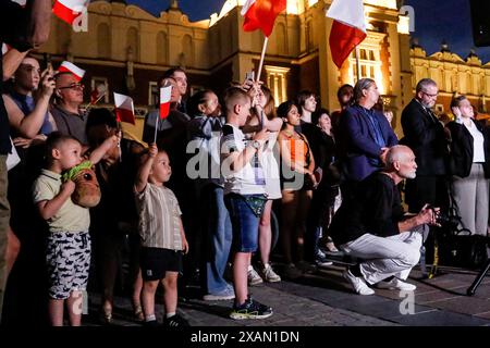 Cracovie, Pologne, 6 juin 2024. Les gens tiennent des drapeaux polonais pendant la campagne électorale de Grzegorz Braun, membre du Parlement polonais (Sejm) au Parlement européen sur la place principale de la vieille ville de Cracovie. Grzegorz Braun est l'un des politiciens polonais les plus radicaux et représente un parti politique d'extrême droite - Konfederacja, qui gagne du soutien en Pologne. Crédit : Dominika Zarzycka/Alamy Live News. Banque D'Images