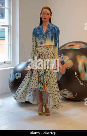 Londres, Royaume-Uni. 07 juin 2024. Un mannequin marche sur la piste à l'automne/hiver 2024, Claudia Wang Presentation pendant la Fashion week de Londres. Crédit : SOPA images Limited/Alamy Live News Banque D'Images