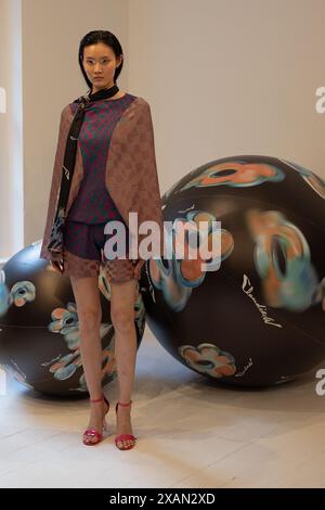 Londres, Royaume-Uni. 07 juin 2024. Un mannequin marche sur la piste à l'automne/hiver 2024, Claudia Wang Presentation pendant la Fashion week de Londres. (Photo de Pietro Recchia/SOPA images/SIPA USA) crédit : SIPA USA/Alamy Live News Banque D'Images