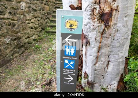 Parc national du port de Sydney, panneau des parcs nationaux sur la promenade Hermitage estrale dans le Vaucluse Sydney banlieue est, Nouvelle-Galles du Sud, Australie Banque D'Images