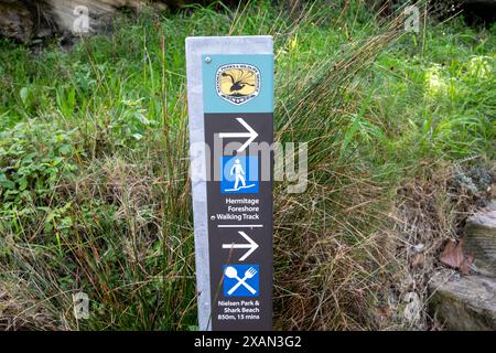 Parc national du port de Sydney, panneau des parcs nationaux sur la promenade Hermitage estrale dans le Vaucluse Sydney banlieue est, Nouvelle-Galles du Sud, Australie Banque D'Images