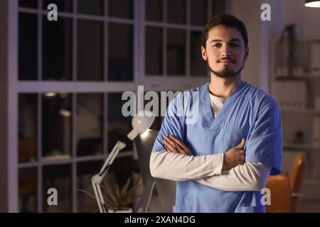 Portrait d'un infirmier travaillant le soir en clinique Banque D'Images