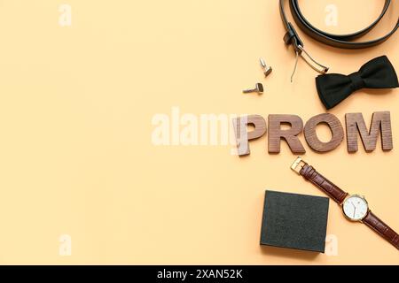 Mot PROM avec ceinture, noeud papillon et montre-bracelet sur fond beige Banque D'Images