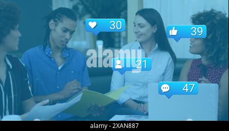 Illustration d'icônes de média sur caucasien utilisant l'ordinateur Banque D'Images