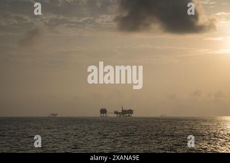 Une plate-forme pétrolière offshore près de Venise, en Louisiane, se dresse dans le golfe du Mexique, un témoignage de l'industrie énergétique florissante de la région. Banque D'Images