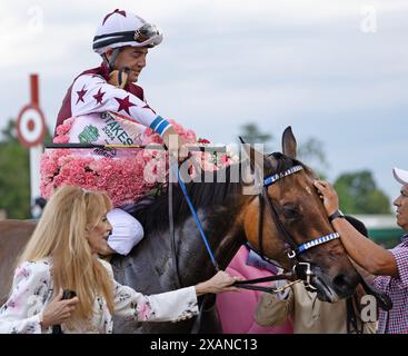 Saratoga Springs, États-Unis. 07 juin 2024. Thorpedo Anna, monté par Brian Hernandez, se dirige vers le cercle des vainqueurs après avoir remporté Acorn Stakes à Saratoga Race course le vendredi 7 juin 2024 à Saratoga Springs, NY. Photo de Mark Abraham/UPI crédit : UPI/Alamy Live News Banque D'Images