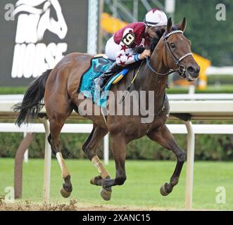 Saratoga Springs, États-Unis. 07 juin 2024. Thorpedo Anna, monté par Brian Hernandez, remporte les Acorn Stakes à Saratoga Race course le vendredi 7 juin 2024 à Saratoga Springs, NY. Photo de Mark Abraham/UPI crédit : UPI/Alamy Live News Banque D'Images