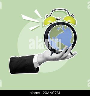 Main d'affaires montrant réveil avec un globe sur le cadran de l'horloge avec un fond coloré. Art collage Banque D'Images