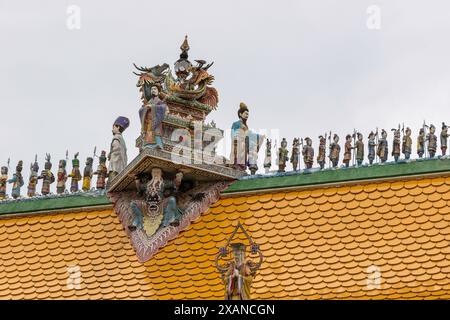 5 juin 2024, Bangkok, Thaïlande : décoration figurative sur le toit du temple Wat Pariwat. Le temple Wat Pariwat Ratchasongkram également connu sous le nom de temple David Beckham pour sa statue de la célèbre star du football est un temple bouddhiste unique et non conventionnel avec le concept d'incorporer l'art moderne et la culture dans la conception du temple pour attirer les jeunes générations et rendre le bouddhisme plus proche société contemporaine. Malgré son aspect non conventionnel, avec des peintures murales colorées de super-héros et de personnages de dessins animés, Wat Pariwat reste un site vénéré pour les bouddhistes et un populaire Banque D'Images