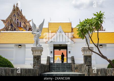 5 juin 2024, Bangkok, Thaïlande : entrée du temple Wat Pariwat. Le temple Wat Pariwat Ratchasongkram également connu sous le nom de temple David Beckham pour sa statue de la célèbre star du football est un temple bouddhiste unique et non conventionnel avec le concept d'incorporer l'art moderne et la culture dans la conception du temple pour attirer les jeunes générations et rendre le bouddhisme plus proche société contemporaine. Malgré son aspect non conventionnel, avec des peintures murales colorées de super-héros et de personnages de dessins animés, Wat Pariwat reste un site vénéré pour les bouddhistes et un endroit populaire pour les touristes à la recherche d'un Banque D'Images