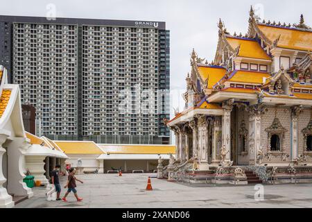 Les visiteurs sont vus arriver à la cour du temple Wat Pariwat. Le temple Wat Pariwat Ratchasongkram également connu sous le nom de temple David Beckham pour sa statue de la célèbre star du football est un temple bouddhiste unique et non conventionnel avec le concept d'incorporer l'art moderne et la culture dans la conception du temple pour attirer les jeunes générations et rendre le bouddhisme plus proche société contemporaine. Malgré son aspect non conventionnel, avec des peintures murales colorées de super-héros et de personnages de dessins animés, Wat Pariwat reste un site vénéré pour les bouddhistes et un endroit populaire pour les touristes à la recherche d'un lieu unique Banque D'Images