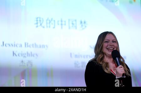 Londres, Grande-Bretagne. 6 juin 2024. Jessica Bethany Keighley, de la School of Oriental and African Studies de l'Université de Londres, participe à la 23e compétition chinoise de compétence finale régionale britannique pour les étudiants universitaires à Londres, Grande-Bretagne, le 6 juin 2024. Huit étudiants universitaires de tout le Royaume-Uni ont présenté leurs compétences linguistiques et partagé leur passion pour la culture chinoise lors d'un concours chinois organisé jeudi à Londres. Crédit : Li Ying/Xinhua/Alamy Live News Banque D'Images
