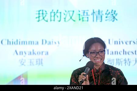 Londres, Grande-Bretagne. 6 juin 2024. Chidimma Daisy Anyakora de l'Université de Manchester participe à la 23e finale régionale britannique du concours chinois de compétence pour les étudiants universitaires à Londres, Grande-Bretagne, le 6 juin 2024. Huit étudiants universitaires de tout le Royaume-Uni ont présenté leurs compétences linguistiques et partagé leur passion pour la culture chinoise lors d'un concours chinois organisé jeudi à Londres. Crédit : Li Ying/Xinhua/Alamy Live News Banque D'Images