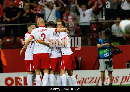 Les joueurs célèbrent après le but marqué par Sebastian Walukiewicz lors d'un match amical entre les équipes nationales de Pologne et d'Ukraine au PGE Narodowy, Wars Banque D'Images