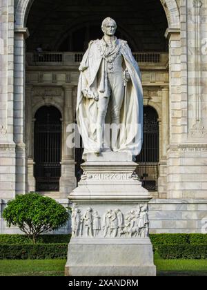 Kolkata, Bengale occidental, Inde. 16 novembre 2013 : une statue en marbre de Lord Curzon, vice-roi des Indes, se dresse devant le Mémorial Victoria Banque D'Images