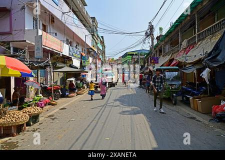 Marché local à Kolkata, Barasat avec des vendeurs de fruits dans la rue Banque D'Images