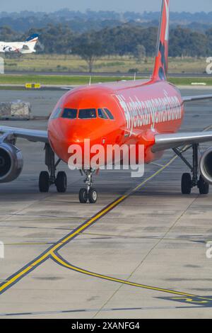 Jetstar Airways 10th anniversaire Red Livery et Airbus a320 NEO Jetstar Generation à l'aéroport de Tullamarine, Melbourne, Australie. Banque D'Images